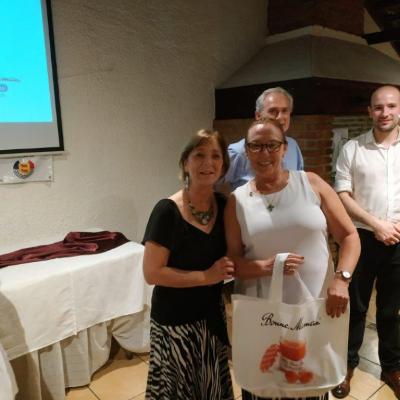 Beatriz Tamon Hace Entrega Del Premio A Ivonne Ricaud