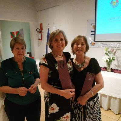 Graciela Estavillo Recibe De Beatriz Tamon Y De Susana Sentubry Dos Botellas De Vino